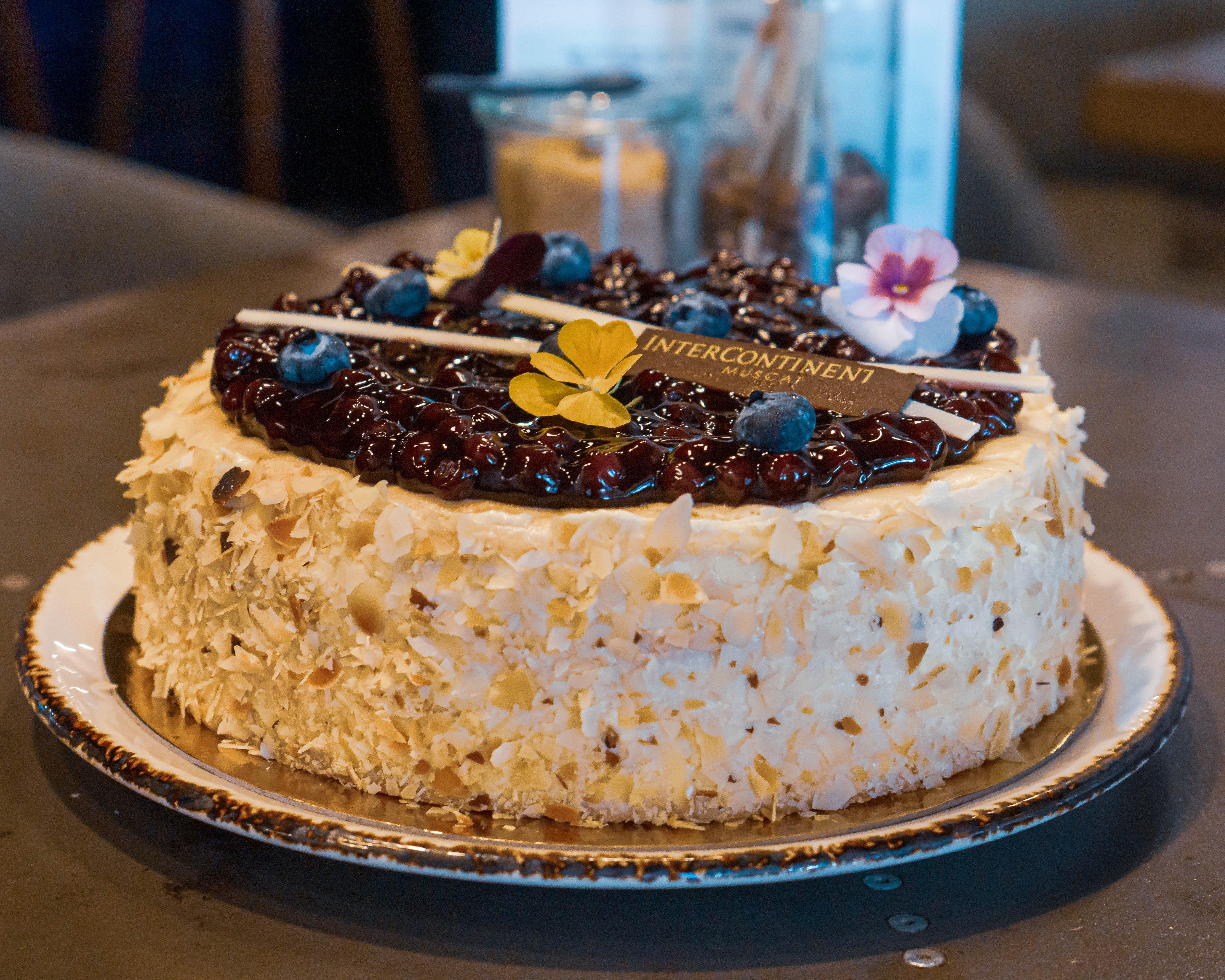 Intercontinental Muscat By Ihg Hotel Екстериор снимка A blueberry cake