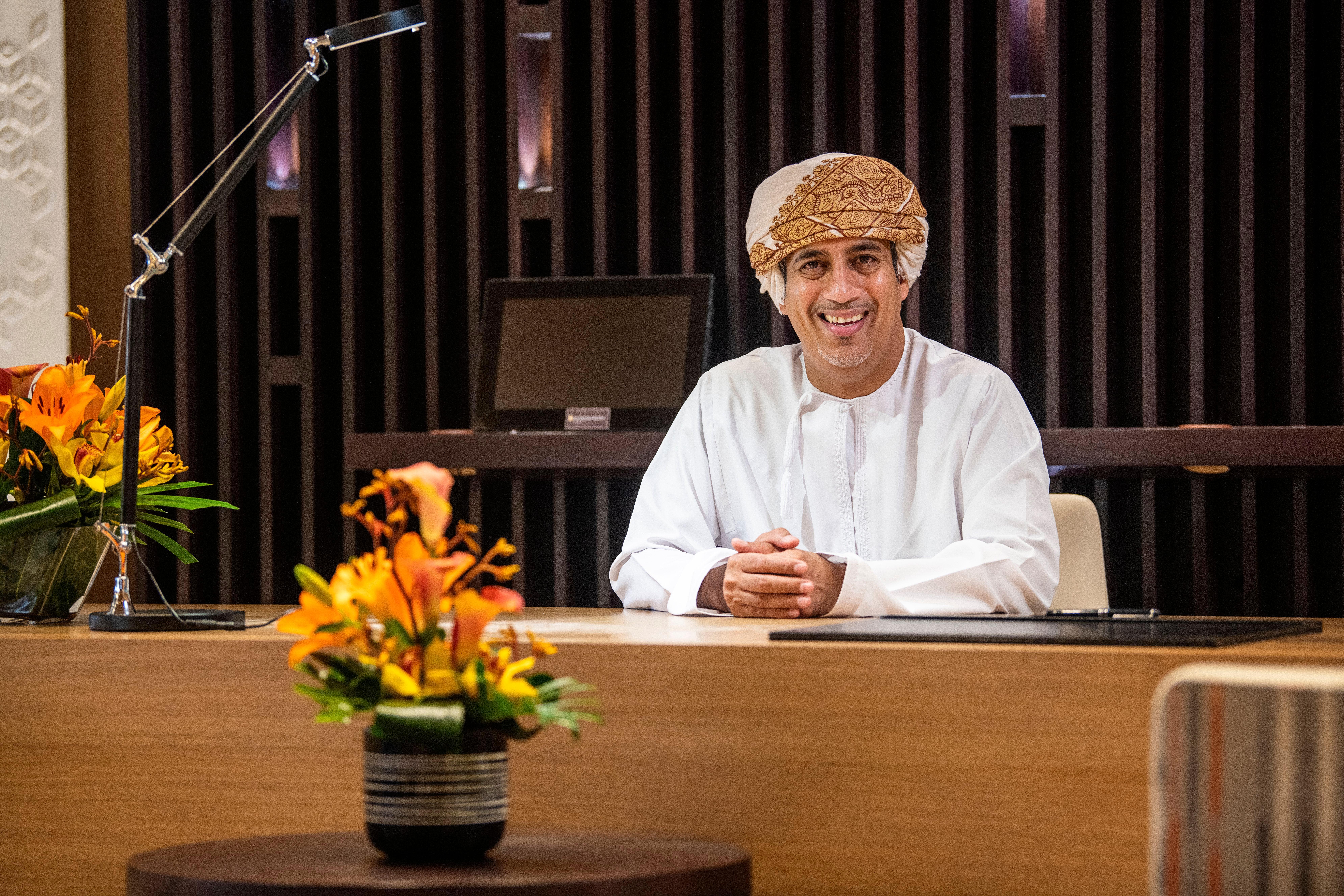 Intercontinental Muscat By Ihg Hotel Екстериор снимка A hotel manager at the reception desk