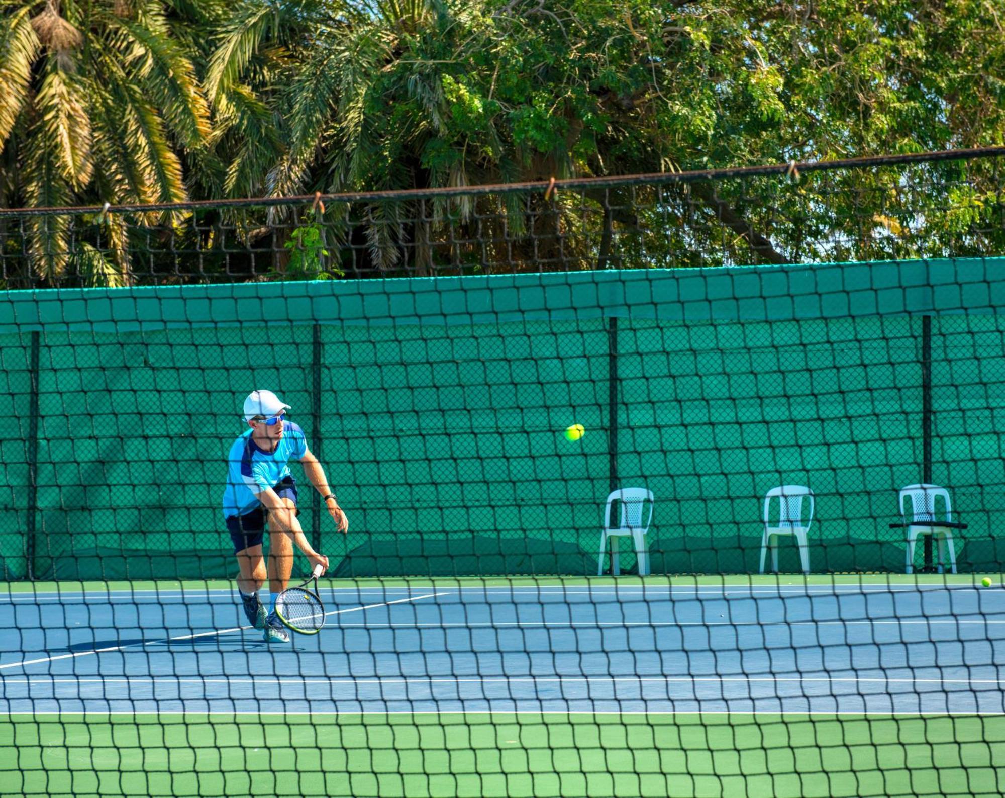 Intercontinental Muscat By Ihg Hotel Екстериор снимка A player returns a serve.