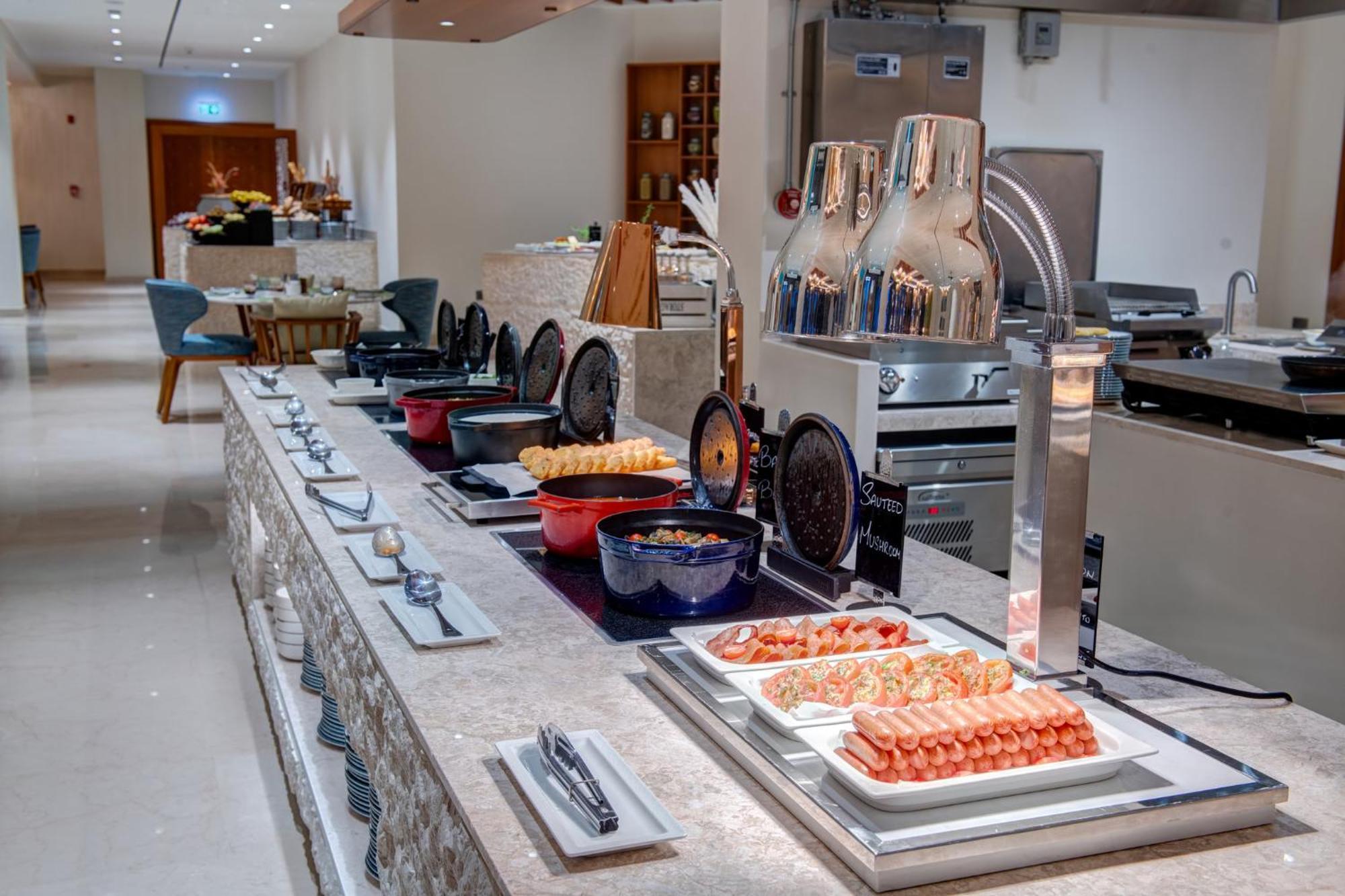 Intercontinental Muscat By Ihg Hotel Екстериор снимка A buffet at a hotel