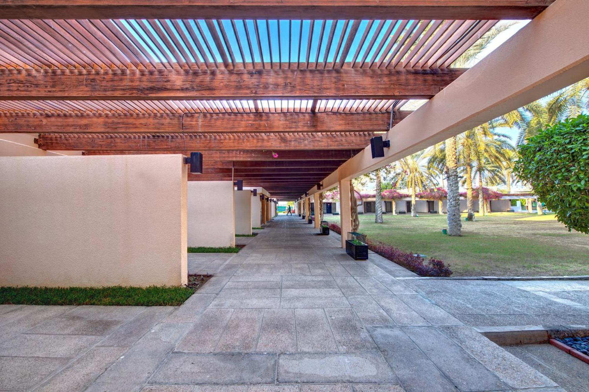 Intercontinental Muscat By Ihg Hotel Екстериор снимка The resort's main walkway